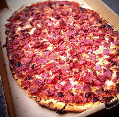 Dallas pizza - Specialties: Paikallisille Dallas Pizza Palazzo on kuin pysyvä maamerkki. Ravintola onkin osa paikallista elämänmenoa. Paitsi pizzalle, pizzeriaan poiketaan myös kahville tai drinkille. Tällaista hetkeä palvelee parhaiten tunnelmallisesti sisustettu Cup of Java - kahvinurkkaus. Ahtaan paikan kammoa ei tarvitse kokea, sillä kokonaisuus pitää sisällään huikeat 400 …